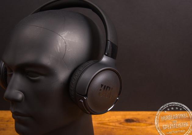 JBL Tune 520BT Bluetooth Kopfhörer Nahaufnahme auf Displaykopf – eleganter Werbeartikel für exzellenten Klang.