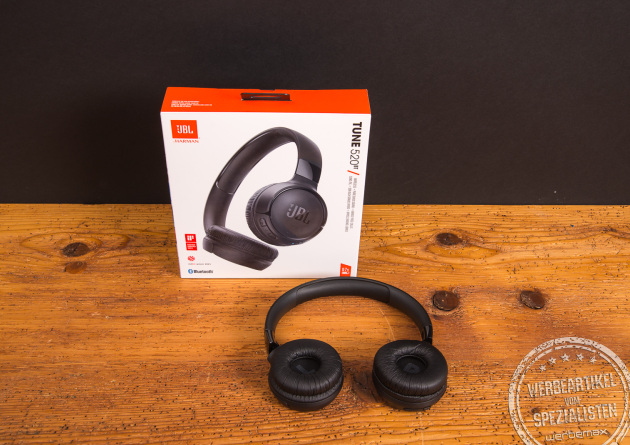 JBL Tune 520BT Bluetooth Kopfhörer in Schwarz vor Originalverpackung – trendiges Werbegeschenk für Musikfans.