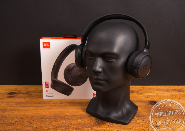 JBL Tune 520BT Bluetooth Kopfhörer in Schwarz vor Originalverpackung – trendiges Werbegeschenk für Musikfans.