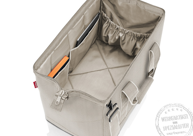 Reisenthel Allrounder L Herringbone Sand &ndash; ger&auml;umige Innenansicht mit praktischen F&auml;chern f&uuml;r Reisen und Alltag.
