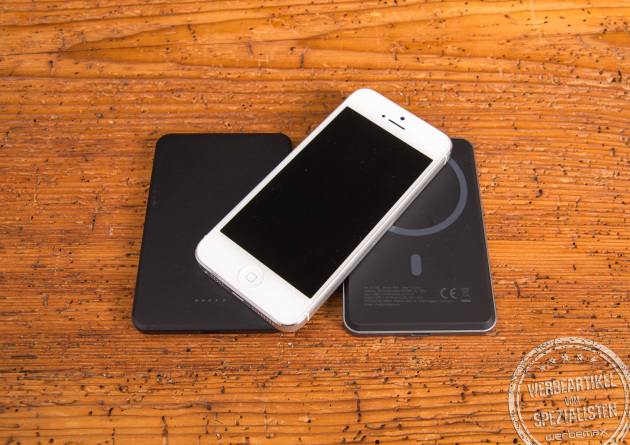 MagSafe Powerbank mit aufgelegtem Smartphone &ndash; kabellose Powerbank als Werbeartikel mit Logo