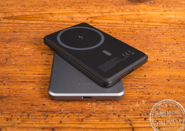 Schwarze MagSafe Powerbank l&auml;dt Smartphone &ndash; kabellose Powerbank als Werbeartikel mit Logo