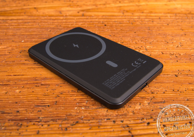 MagSafe Powerbank schwarz mit Lade-Symbol &ndash; kabellose Powerbank als Werbeartikel mit Logo-Bedruckung