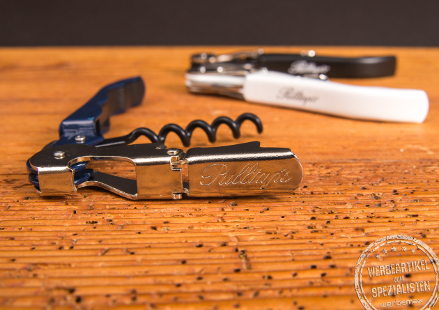 Original Pulltaps Kellnermesser in Blau mit Gravur im Vordergrund – hochwertiger Korkenzieher und Flaschenöffner als personalisierbarer Werbeartikel bei werbemax.