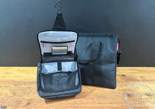 Reisenthel Kosmetiktasche in Schwarz mit Aufhängehaken und passender Tasche – funktionales Werbegeschenk.