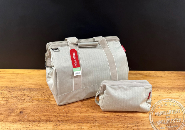 Reisenthel Reisetasche und passende Kosmetiktasche in Herringbone Sand – stilvolles und nachhaltiges Werbegeschenk.