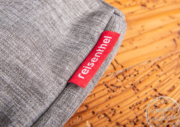 Detailaufnahme Reisenthel Logo am Cityshopper 2 Set Twist Silver – hochwertiger Marken-Werbeartikel.