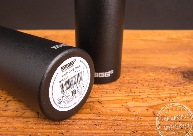 Schwarze SIGG WMB One 1,0 L Trinkflasche aus recyceltem Aluminium – nachhaltiger Werbeartikel mit individuellem Logo-Druck bei werbemax.