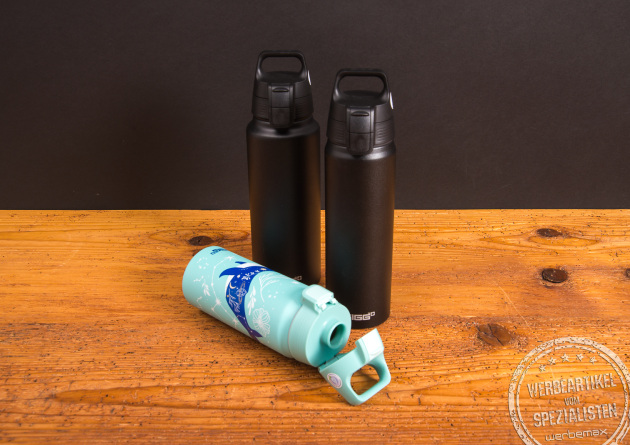 SIGG WMB One Trinkflaschen in Schwarz und Blau mit Wal-Design – bedruckbare Werbeartikel für Kunden und Mitarbeiter.