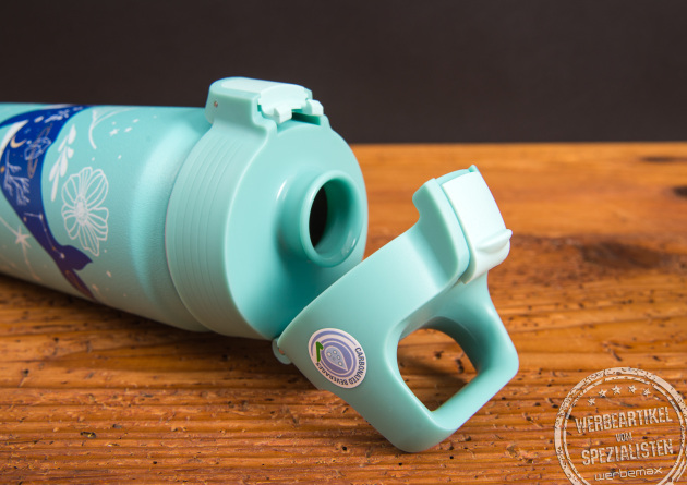 SIGG WMB One Trinkflasche in Blau mit Wal-Design &ndash; nachhaltiger Werbeartikel mit individuellem Logo-Druck bei werbemax.