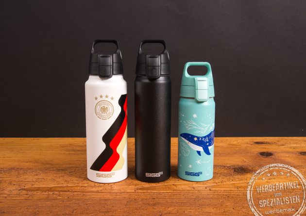 Bedruckte SIGG WMB One Trinkflaschen in Wei&szlig;, Schwarz und Blau &ndash; langlebige Werbeartikel aus recyceltem Aluminium bei werbemax.