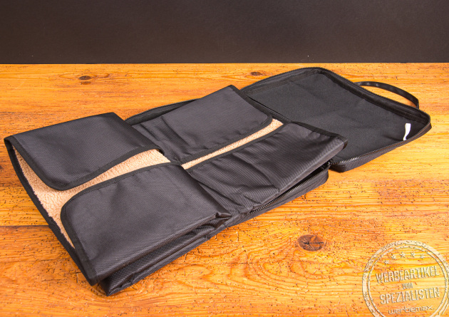 Praktische Hundedecke mit Fleece und integrierter Tasche – idealer Werbeartikel für unterwegs mit Logo-Bedruckung.