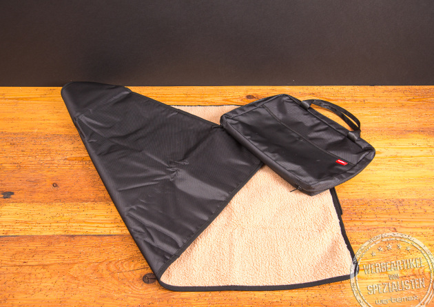 Gefaltete Hundedecke aus weichem Fleece – funktionaler Werbeartikel für Hunde und ihre Besitzer.