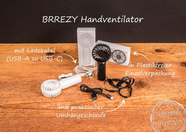 Handventilator Breezy mit Logo als Werbeartikel – Set mit USB-Ladekabel, Umhängekordel und Einzelverpackung. Beschriftung zeigt die Produktvorteile.