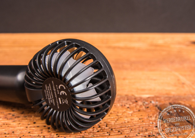 Detailaufnahme des Handventilators Breezy in Schwarz – kompakter, mobiler Ventilator mit Logo-Fläche als Werbeartikel, ideal für Sommer-Events.