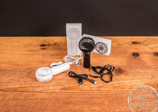 Handventilator Breezy als Werbeartikel im Set – schwarze und weiße Ausführung mit USB-Kabel und Verpackung, ideal für individuelle Logo-Bedruckung.