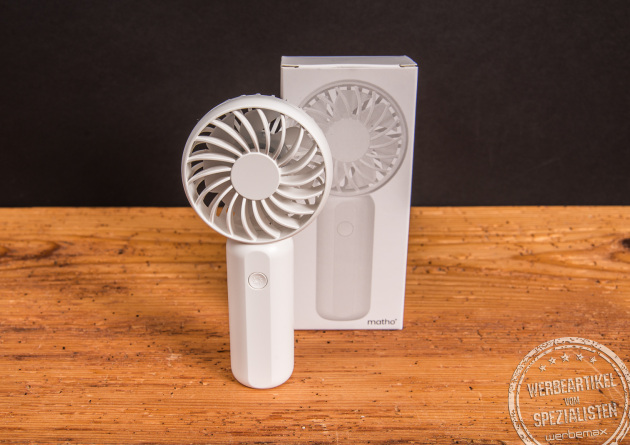 Weißer Handventilator Breezy als Werbeartikel mit Logo-Fläche, vor der passenden Einzelverpackung – praktisches Sommer-Promotion-Geschenk.