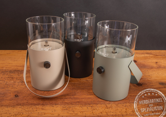 Cosiscoop Original Gaslaterne in Beige, Schwarz und Olivgrün auf Holztisch – stilvolles Outdoor-Licht als Werbegeschenk mit Gravur oder Logo