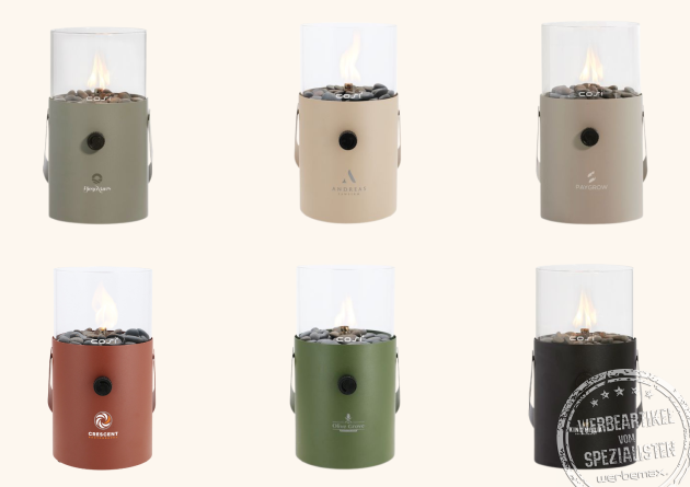 Sechs Cosi Gaslaternen in verschiedenen Farben mit individuell bedrucktem Logo – stilvolle Tischfeuer als hochwertige Werbegeschenke und Branding-Idee.