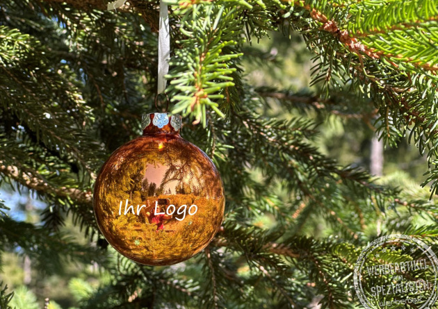 Goldene personalisierte Weihnachtskugel mit Logo am Tannenbaum als Werbegeschenk für Kunden und Mitarbeiter.