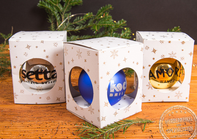 Silberne, blaue und goldene Weihnachtskugeln mit Logo in weißer Geschenkbox mit Sternen – festliche, personalisierte Werbegeschenke und elegante Kundengeschenke zu Weihnachten.