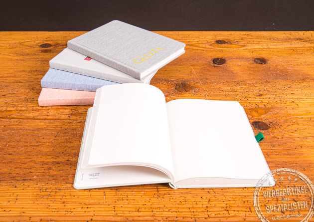 Offenes OceanBook Hardcover Notizbuch A5 von Geiger Notes – nachhaltiger Werbeartikel mit karierten Seiten.