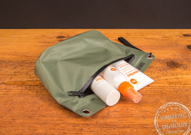 Grüne Halfar Drybag 3L Tasche als Werbeartikel, geöffnet mit Sonnencreme und Pflegeprodukten – wasserdichter Begleiter für Strand, Outdoor und Reisen.