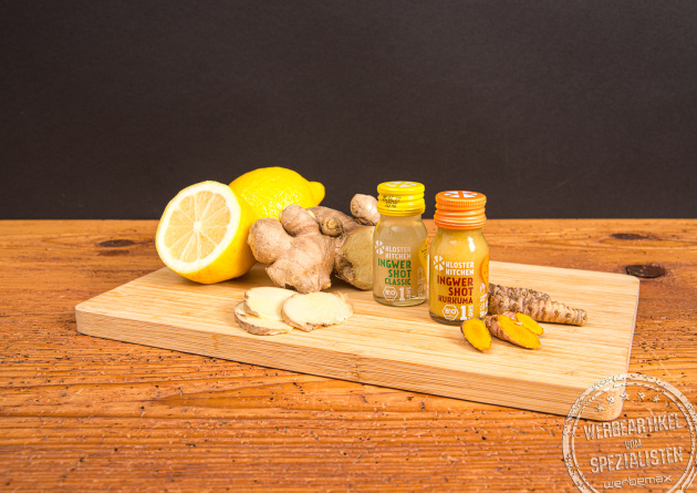 Bio Ingwer Shot von Kloster Kitchen mit frischen Zitronen, Ingwer und Kurkuma &ndash; frisches Werbegeschenk.