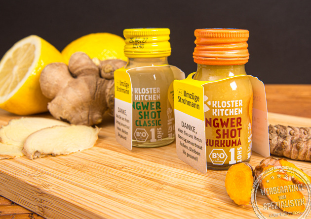 Bio Ingwer Shot Classic und Kurkuma Shot von Kloster Kitchen als gesunder Werbeartikel mit frischer Zitrone und Ingwer.