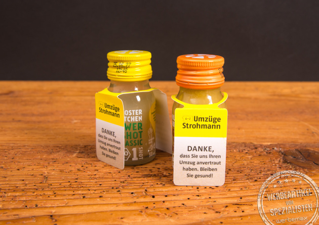 Zwei Kloster Kitchen Ingwer Shots mit individuell bedrucktem Logo-Cape als personalisiertes Werbegeschenk.