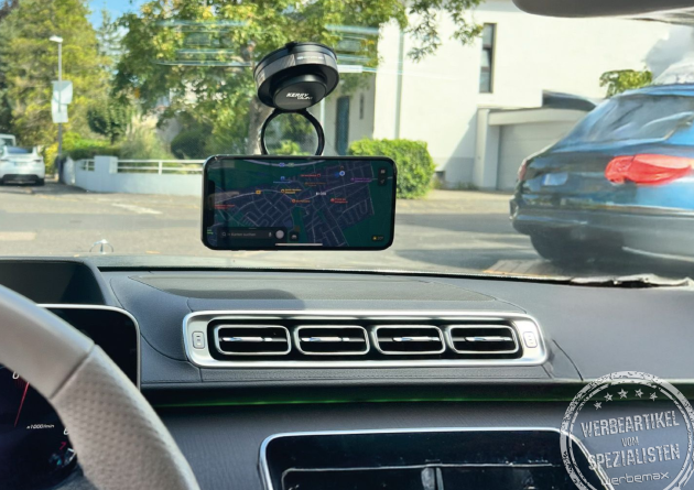 Hochwertige Auto Handyhalterung mit Logo. Durch Magsafe und Vakuum Saugnapf Technologie perfekt haftend und rückstandslos ablösbar. 