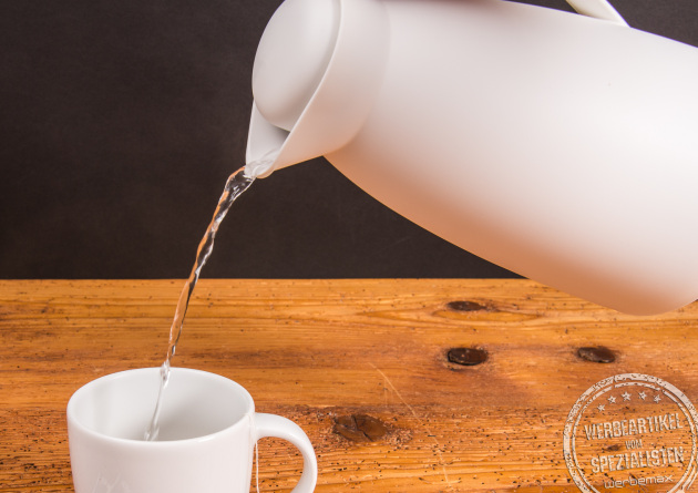 Wei&szlig;er Einfach Becher aus Porzellan von SND, bef&uuml;llt mit hei&szlig;em Wasser aus Thermoskanne.