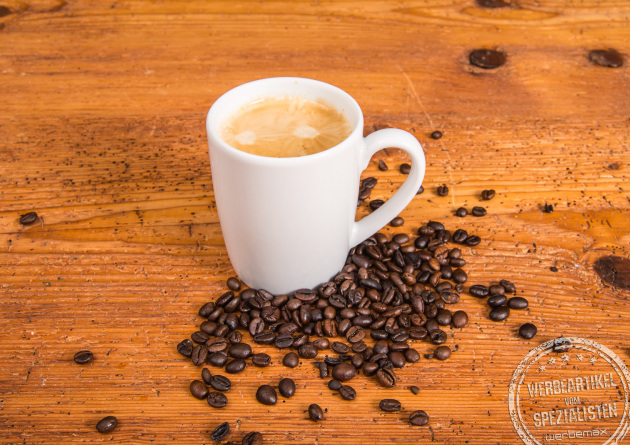 Wei&szlig;er Porzellanbecher von SND mit frischem Kaffee und Kaffeebohnen &ndash; hochwertiger Werbeartikel.