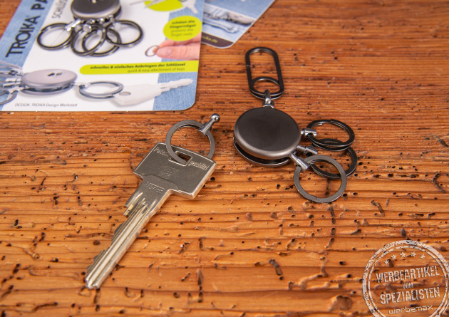 TROIKA PATENT EASY Schlüsselanhänger mit Karabinerhaken und vier ausklinkbaren Ringen, inklusive Schlüssel – hochwertiger Werbeartikel aus Metall mit patentiertem NAIL GUARD-Verschluss.