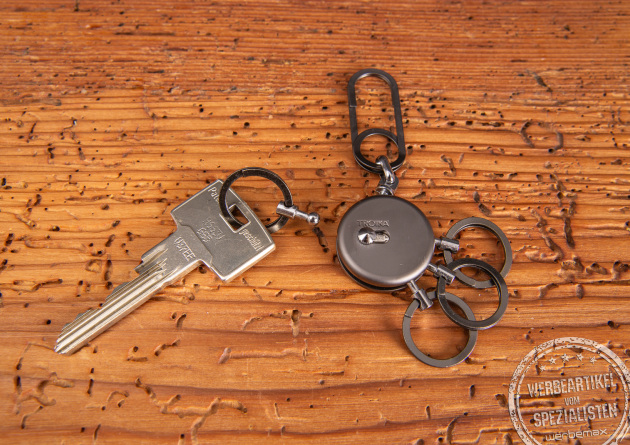 TROIKA PATENT EASY Schlüsselanhänger aus Metall mit Karabinerhaken und vier ausklinkbaren Ringen, inklusive Schlüssel – eleganter Werbeartikel mit patentiertem Verschluss.