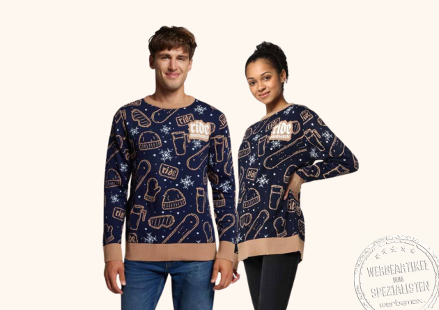 Ein Mann und eine Frau tragen navy Ugly Christmas Sweater in Unisex-Größen mit CI-Motiv und Logo.