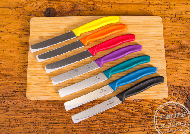 Victorinox Tomatenmesser Werbeartikel – farbiges Messerset mit Gravur auf Holzbrett.