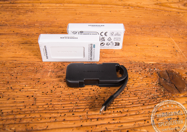 Vonmählen Evergreen Go Powerbank in Schwarz vor zwei weißen Verpackungen mit Logo.