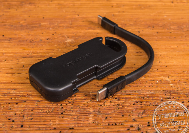 Vonmählen Evergreen Go Powerbank in Schwarz mit abnehmbarem USB-C Ladekabel auf Holztisch.