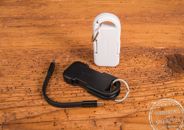 Vonmählen Evergreen Go Powerbank in Weiß und Schwarz mit Schlüsselring auf Holztisch.