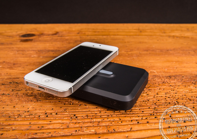 Xtorm Magnetic Powerbank 10.000 mAh lädt ein iPhone kabellos per MagSafe – hochwertige Powerbank mit Logo als exklusives Werbegeschenk und praktisches Lade-Accessoire für unterwegs.