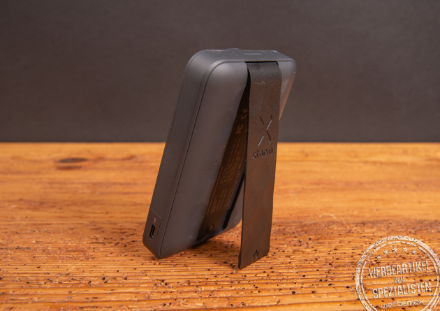 Xtorm Magnetic Powerbank 10.000 mAh mit praktischem Standfuß – MagSafe-kompatible Powerbank mit Logo als hochwertiges Werbegeschenk für kabelloses Laden und flexiblen Einsatz unterwegs.