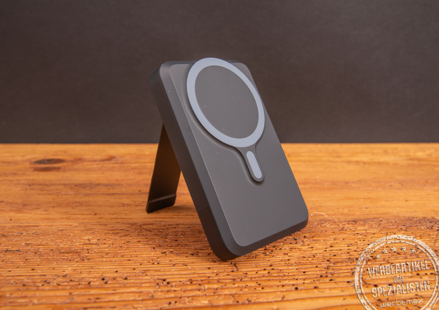 Xtorm Powerbank FS5 10.000 mAh mit MagSafe und integriertem Standfuß – edle Powerbank mit Logo als hochwertiges Werbegeschenk für kabelloses Laden von Smartphones.