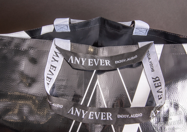 Schwarz-wei&szlig;e XXL Einkaufstasche im IKEA-Stil mit Logoaufdruck.