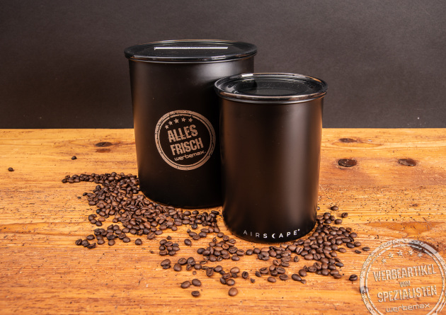 Zwei Airscape Kaffeedosen in Schwarz matt mit Gravur „Alles frisch“ – bedruckbare Premium-Werbegeschenke für Unternehmen.