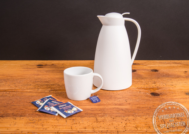 Weiße alfi Isolierkanne ECO mit Tasse und Teebeuteln auf Holztisch – nachhaltige Thermoskanne als Werbeartikel mit Logo.