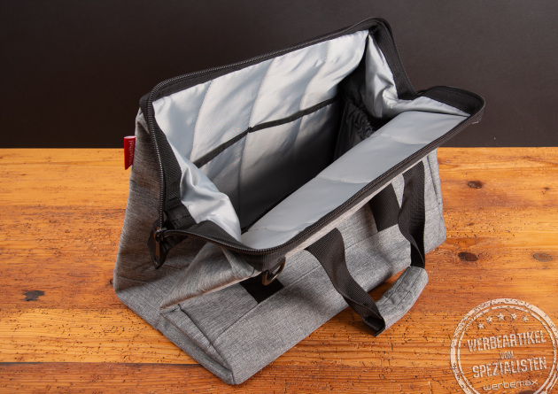 Innenansicht der allrounder reisenthel L Reisetasche in twist silver &ndash; ger&auml;umige, gepolsterte Innentasche mit F&auml;chern als hochwertiges Werbegeschenk oder praktische Businesstasche f&uuml;r Mitarbeiter und Kunden.