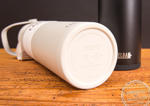 CamelBak Thrive VSS Trinkflaschen in Weiß und Schwarz – Detailansicht der Flaschenunterseite aus Edelstahl, hochwertige Thermoflaschen als nachhaltige Werbegeschenke mit Logo bei werbemax.