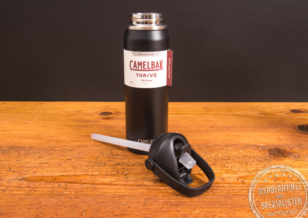 CamelBak Thrive Edelstahl-Trinkflasche in Schwarz mit abgenommenem FlipStraw-Verschluss – Detailansicht der 750-ml-Isolierflasche als hochwertiges Werbegeschenk mit Logo von werbemaxauf Holztisch.
