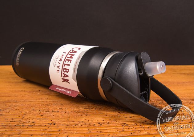 CamelBak Thrive Edelstahl-Trinkflasche in Schwarz mit FlipStraw-Verschluss – vakuumisolierte 750-ml-Flasche als hochwertiges, nachhaltiges Werbegeschenk mit Logo von werbemax.